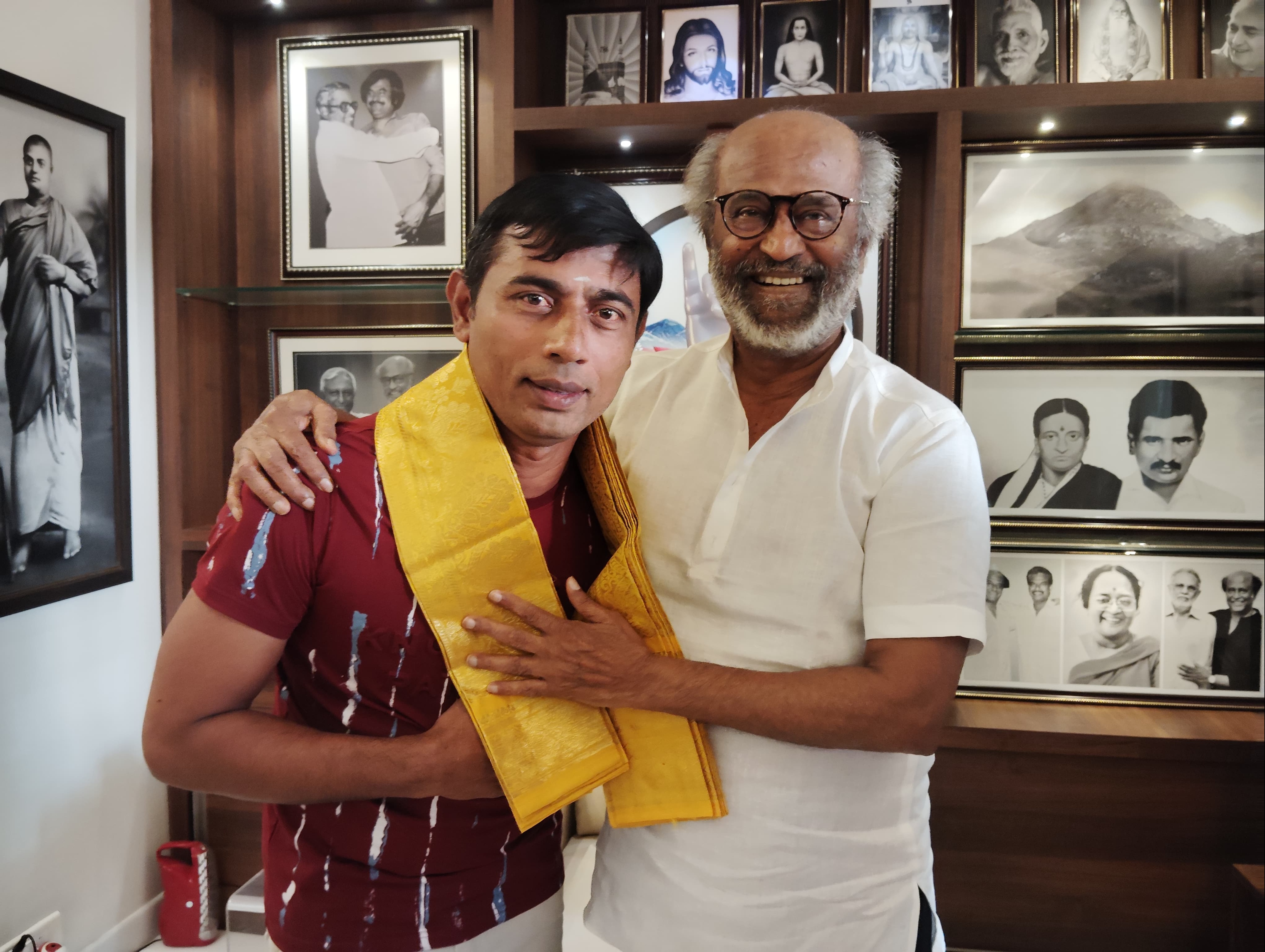 ரஜினிகாந்த் கோவிலுக்கான சிலையை வடித்த சிற்பிகளுக்கு ரசிகர் கார்த்தி சிறப்பு கௌரவம்