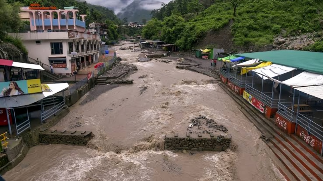 உத்தரகாண்டில் கனமழையால் வெள்ளப்பெருக்கு குடியிருப்புகளை சூழ்ந்த நீர் பொதுமக்களுக்கு எச்சரிக்கை