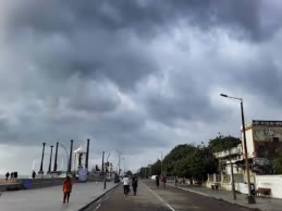 புதுச்சேரியில் கொட்டித்தீர்த்த கனமழை சாலைகளில் தேங்கிய மழைநீரால் பொதுமக்கள் அவதி