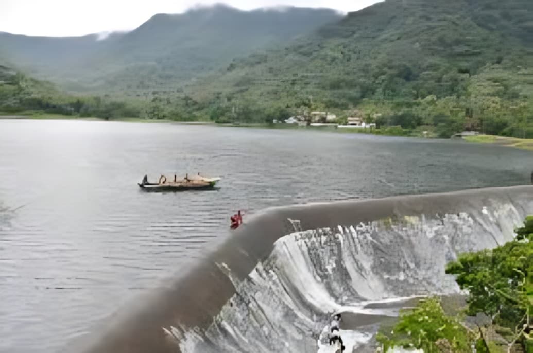 தென்காசி குற்றாலத்தில் சுற்றுலா பயணிகளுக்காக மீண்டும் படகு சவாரி தொடக்கம்