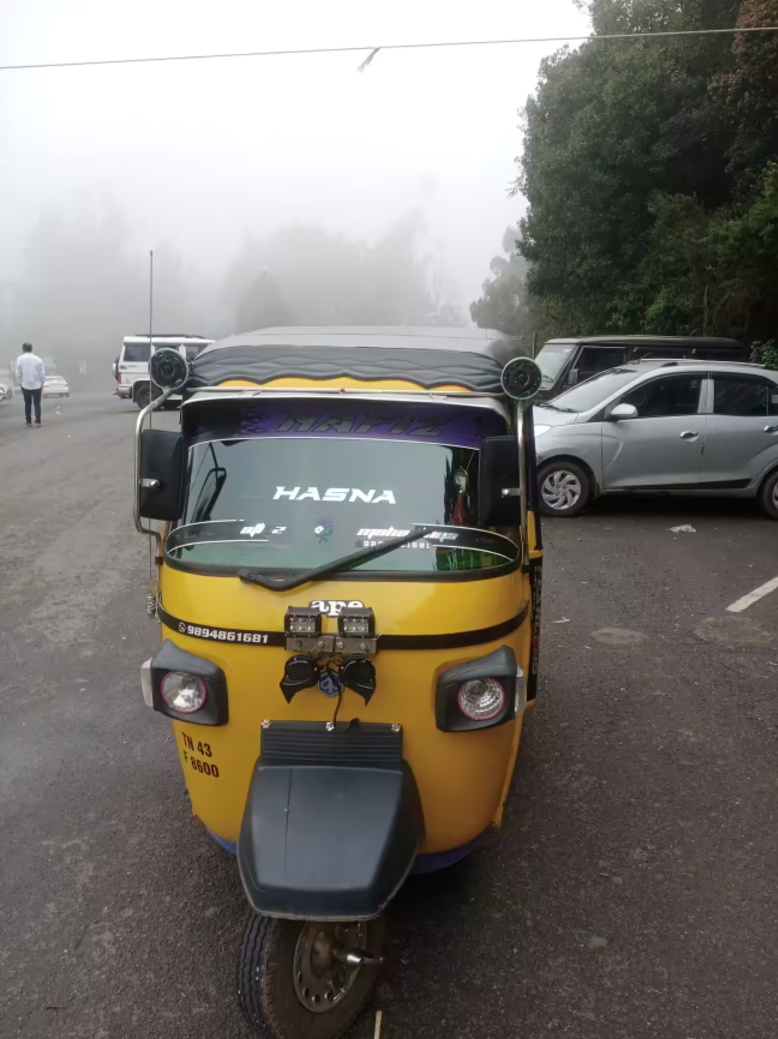 உதகையில் ஆட்டோ, டாக்ஸி ஓடவில்லை: சுற்றுலாப் பயணிகள் அவதி