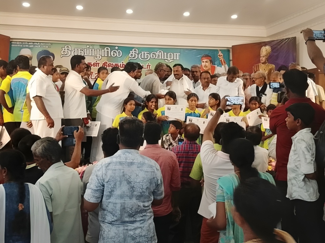 திருப்பூரில் திருவிழா போல் நடைபெற்ற எம்ஜிஆர் பிறந்தநாள் விழா: ஆயிரக்கணக்கான ரசிகர்கள் பங்கேற்பு