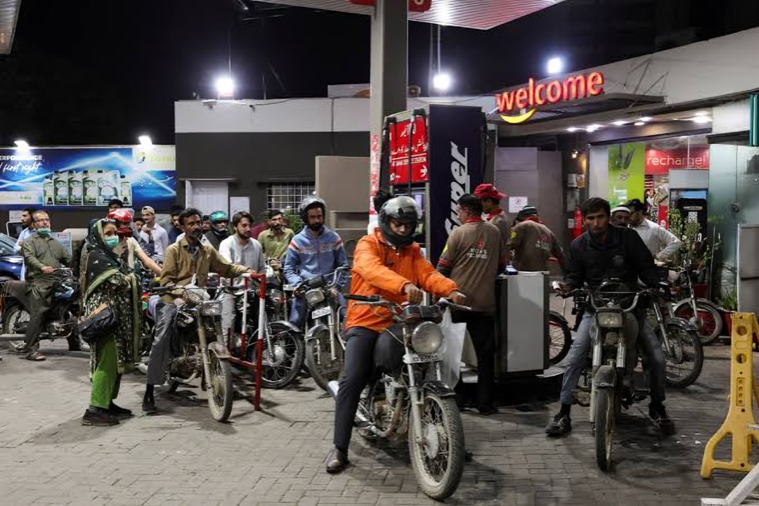 Pakistan Raises Petrol Price by Rs 5.77, Diesel by Rs 6.47 Amid Global Oil Market Pressure