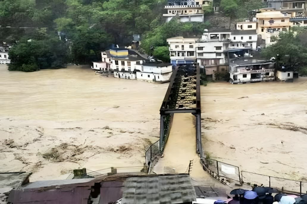 ஹரியாணாவில் சீறிப்பாய்ந்த காட்டாற்று வெள்ளம்: கண்முன்னே உடைந்த பாலம், கிராமங்கள் துண்டிப்பு