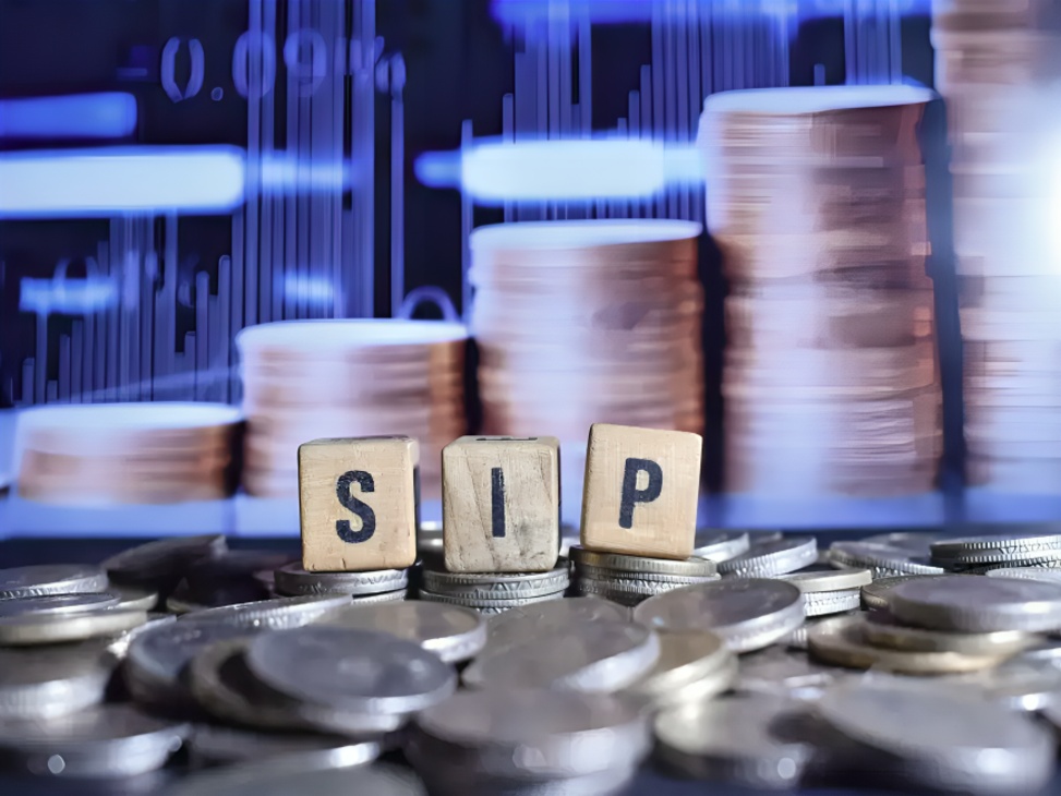 Small SIP Accounts Decline by 1.4 Million in FY26 as Investors Shift Towards Higher Monthly Investme