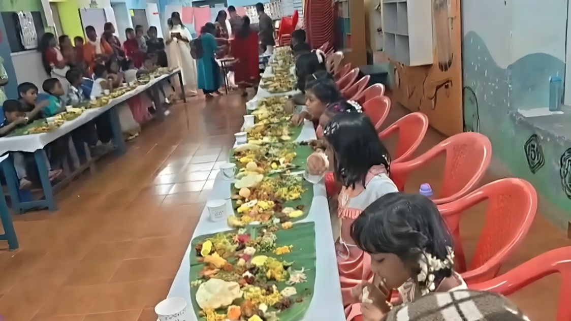 ஆதரவாளர்கள் விலகியபோதும் மனம் தளராத ஆசிரியர்கள் பெற்றோர் 101 வகை உணவுடன் கோலாகலமாக கொண்டாடிய ஓணம்