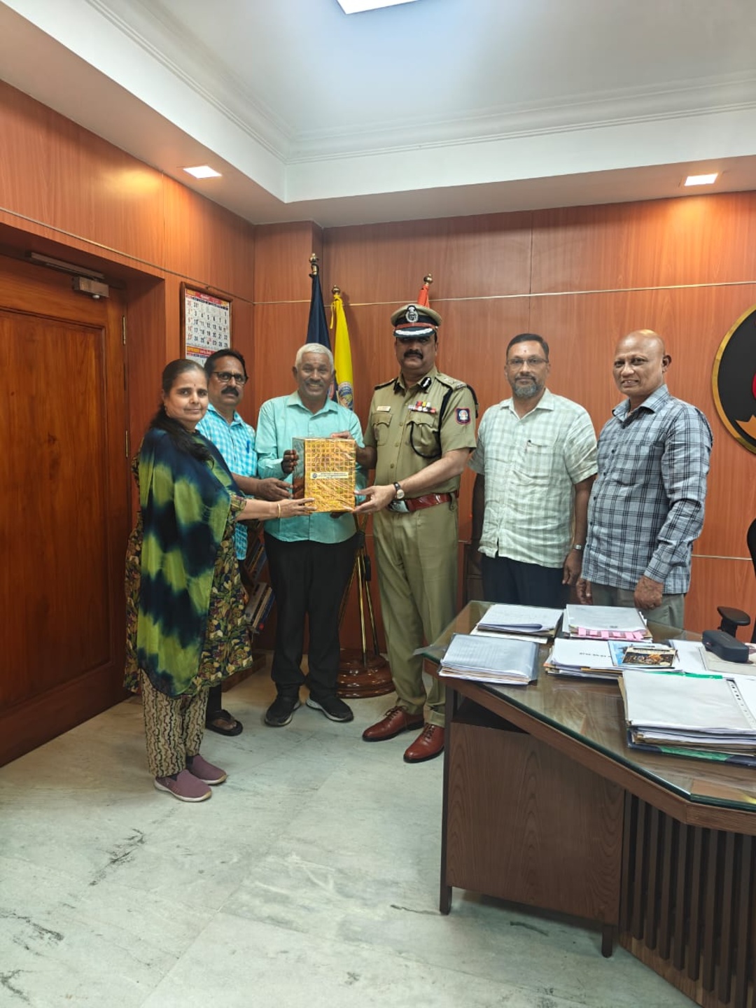 ஜனாதிபதி விருது பெற்ற கோவை மாநகர காவல் ஆணையர் டாக்டர் என். கண்ணனுக்கு ஓய்வு பெற்ற காவல் அதிகாரிகள் வ