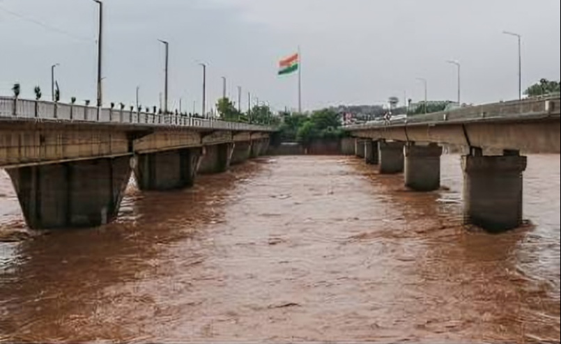 காஷ்மீரில் கனமழை: ராஜோரி ஆறுகளில் திடீர் வெள்ளப்பெருக்கு, மக்கள் எச்சரிக்கை