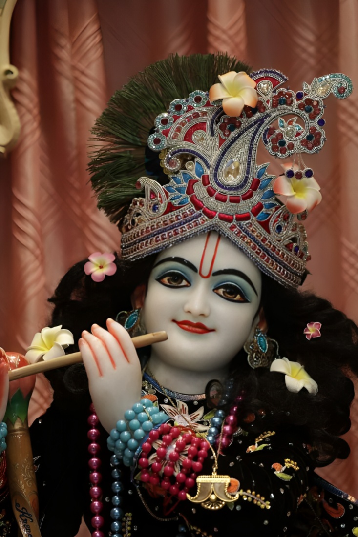 மத நல்லிணக்கத்திற்கு எடுத்துக்காட்டு மதுராவில் கிருஷ்ணரின் கிரீடம் செய்யும் முஸ்லிம் கைவினைக் கலைஞர்