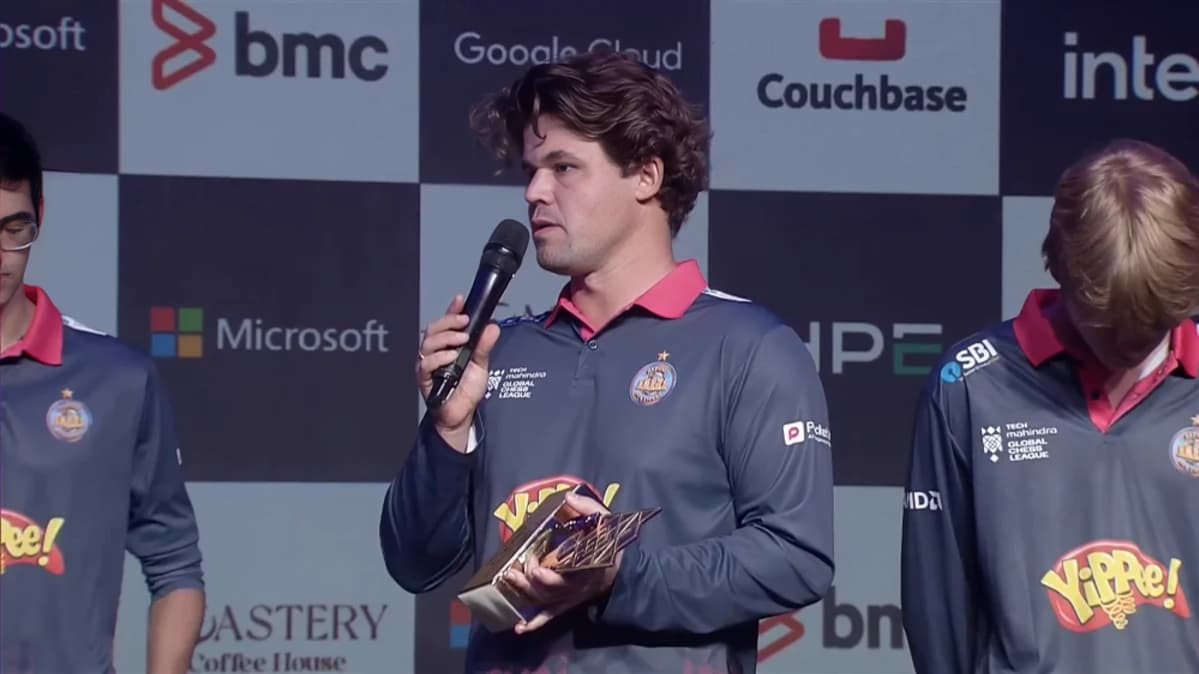 Magnus Carlsen Gives Player of the Match Trophy to Vidit Gujrathi After Global Chess League Win