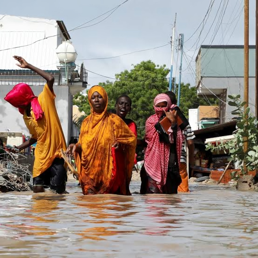 சோமாலிய தலைநகர் மொகதிஷுவில் கனமழையால் திடீர் வெள்ளம் வீடுகள் மற்றும் சாலைகள் நீரில் மூழ்கின