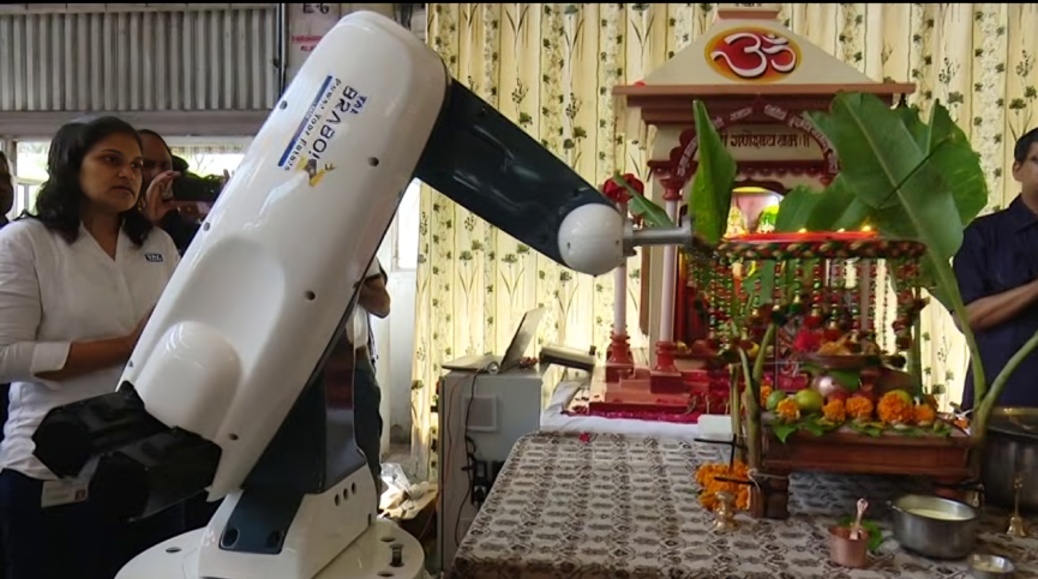 ராஜ்கோட்டில் விநாயகர் பந்தலில் ரோபோக்கள் மூலம் ஆரத்தி மணி அடித்து வழிபாடு