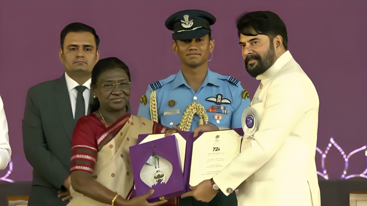 72வது தேசிய திரைப்பட விருதுகள் வழங்கும் விழா: மம்மூட்டிக்கு சிறந்த நடிகர் விருது வழங்கிய குடியரசுத்