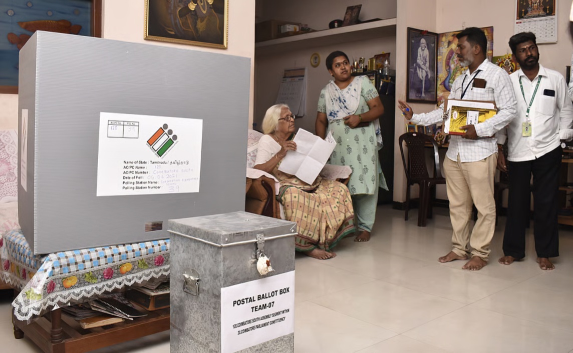 தாராபுரம் இடைத்தேர்தல்: வீடு தேடி வரும் தேர்தல் அதிகாரிகள், தபால் வாக்குப்பதிவு தொடக்கம்