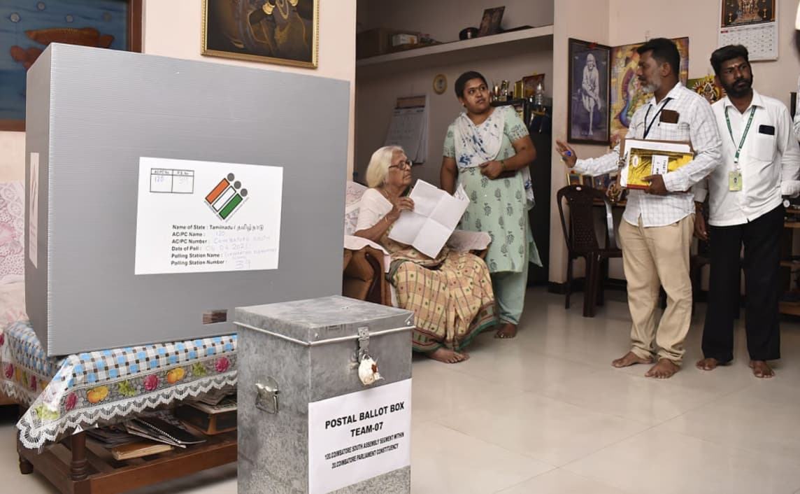 தாராபுரம் இடைத்தேர்தல்: வீடு தேடி வரும் தேர்தல் அதிகாரிகள், தபால் வாக்குப்பதிவு தொடக்கம்