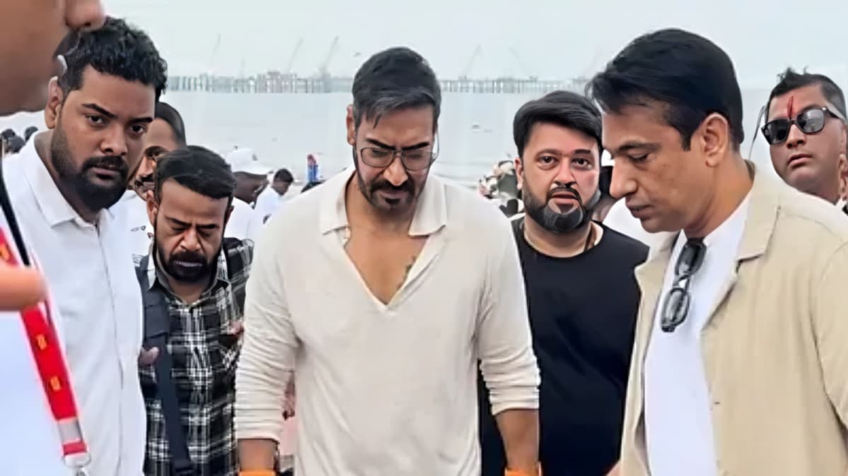 Ajay Devgn Joins Juhu Beach Cleanup Drive After Ganesh Visarjan in Mumbai