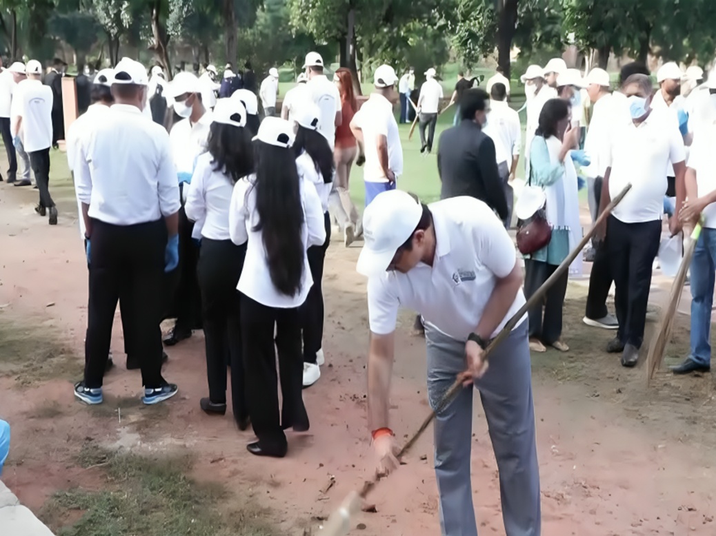 உலக சுற்றுலா தினம்: டெல்லி சஃப்தர்ஜங் கல்லறையில் நடைபெற்ற தூய்மை பணி