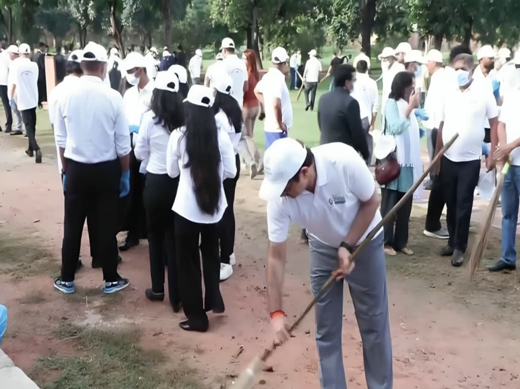 உலக சுற்றுலா தினம்: டெல்லி சஃப்தர்ஜங் கல்லறையில் நடைபெற்ற தூய்மை பணி