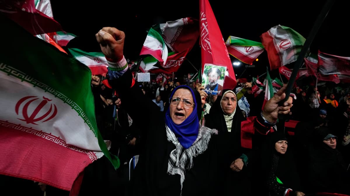 Iran Warns of Renewed War With US While Keeping Diplomacy Open