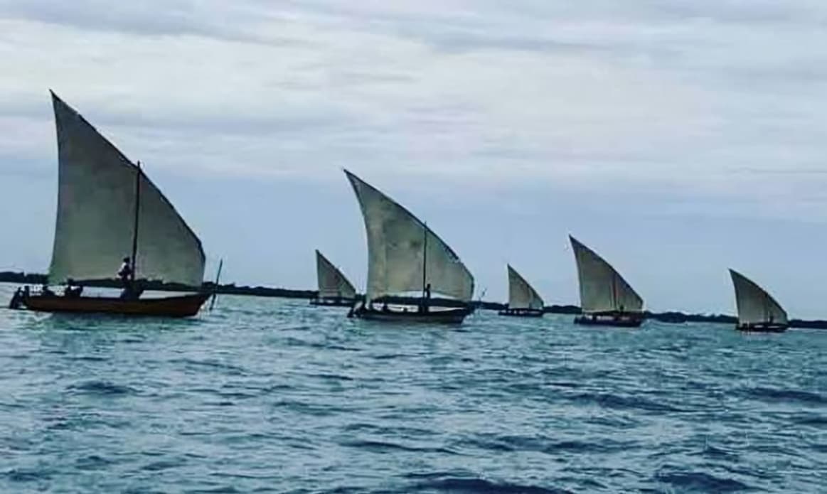 காரைக்காலில் கோலாகல படகு போட்டி சீறிப்பாய்ந்த படகுகள் குவிந்த மக்கள்