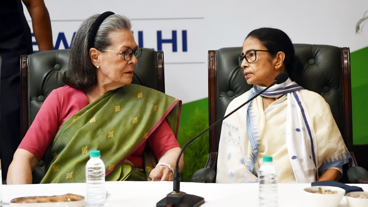 Sonia Gandhi and Mamata Banerjee Share Warm Moment at INDIA Bloc Meeting