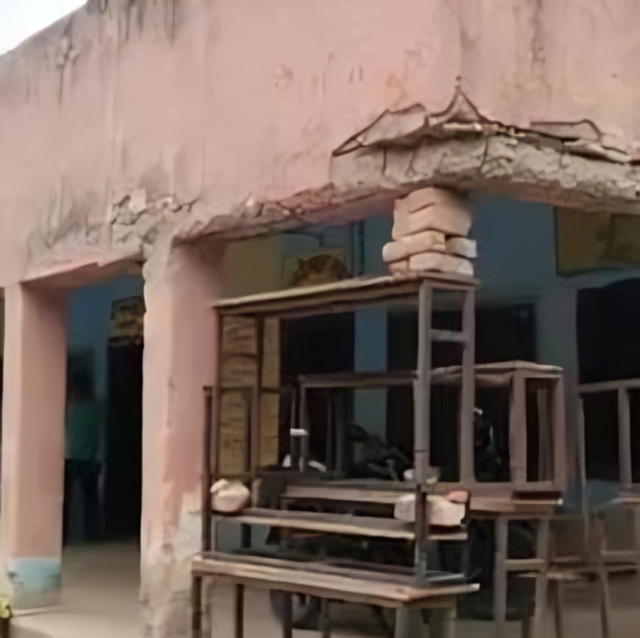பீகார் அரசு பள்ளியில் சேதமடைந்த தூணுக்கு மாற்றாக பெஞ்சுகள் தற்காலிக ஆதரவாக பயன்படுத்தப்பட்டதாக தகவல்