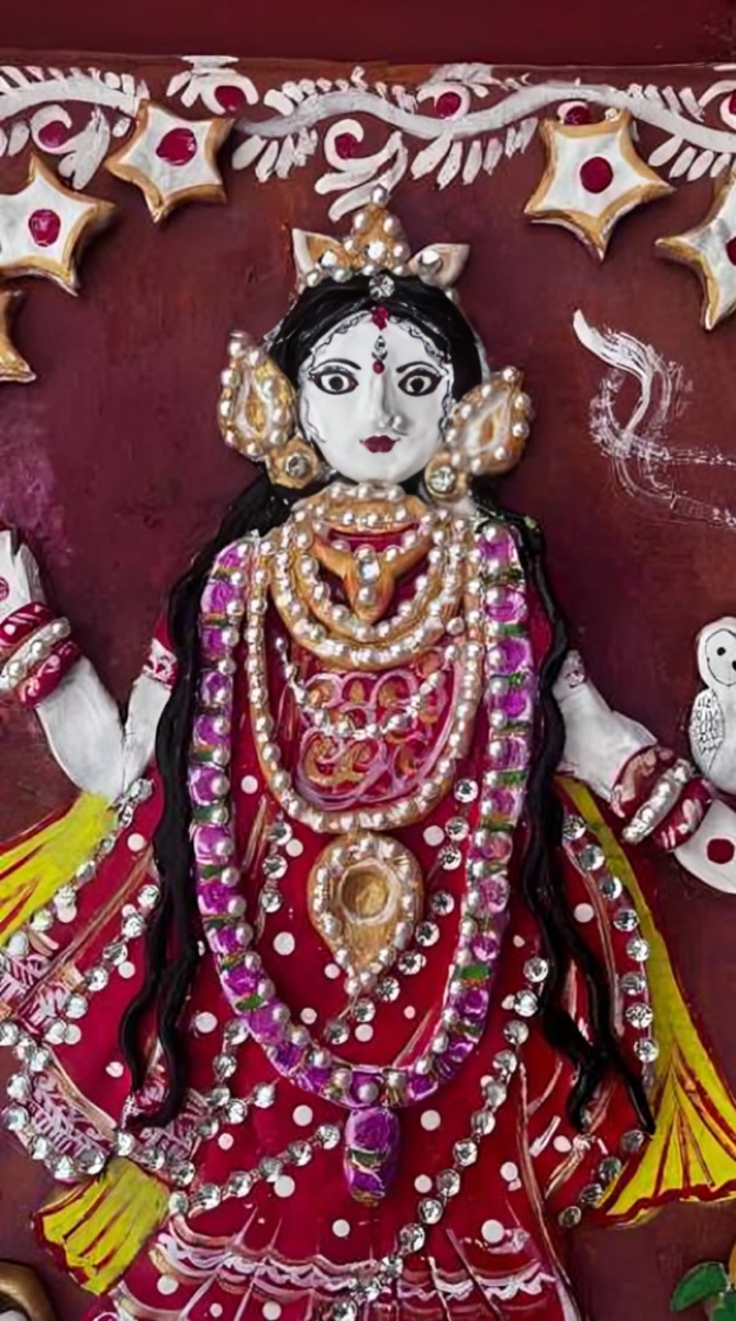 மண்ணிலிருந்து வண்ணமயமாகும் சாஞ்சி சிலைகள் நவராத்திரிக்காக சஹாரன்பூர் கைவினைஞர்கள் தீவிர தயாரிப்பு