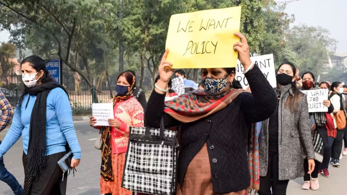 MPSC Aspirants Protest Intensifies in Pune as Sanjay Raut and Abhijeet Dipke Demand Chairman’s Remov