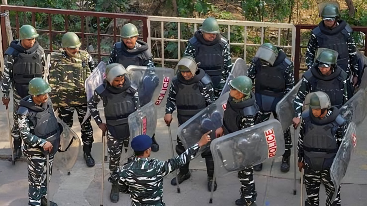 INDIA Bloc ECI March: Delhi Police Tightens Security With Multiple Barricades and Tear Gas Teams