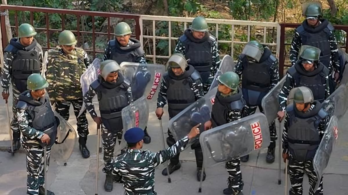 INDIA Bloc ECI March: Delhi Police Tightens Security With Multiple Barricades and Tear Gas Teams
