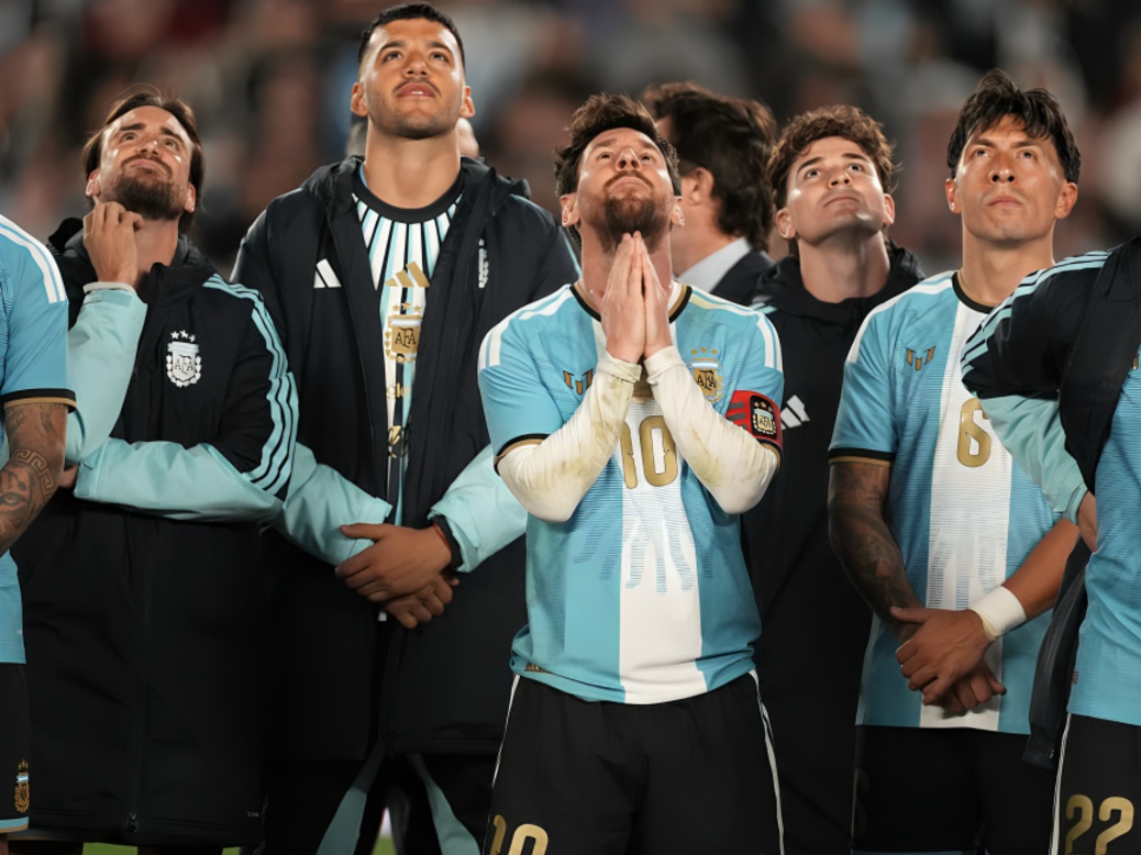 Lionel Messi Receives Emotional 10th Minute Tribute During Final Argentina Match