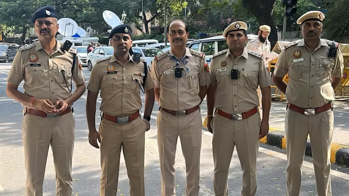 காவலர் சீருடையில் கேமரா கட்டாயமா? டெல்லி உயர்நீதிமன்றம் மறுப்பு; மத்திய அரசுக்கு 6 மாத அவகாசம்