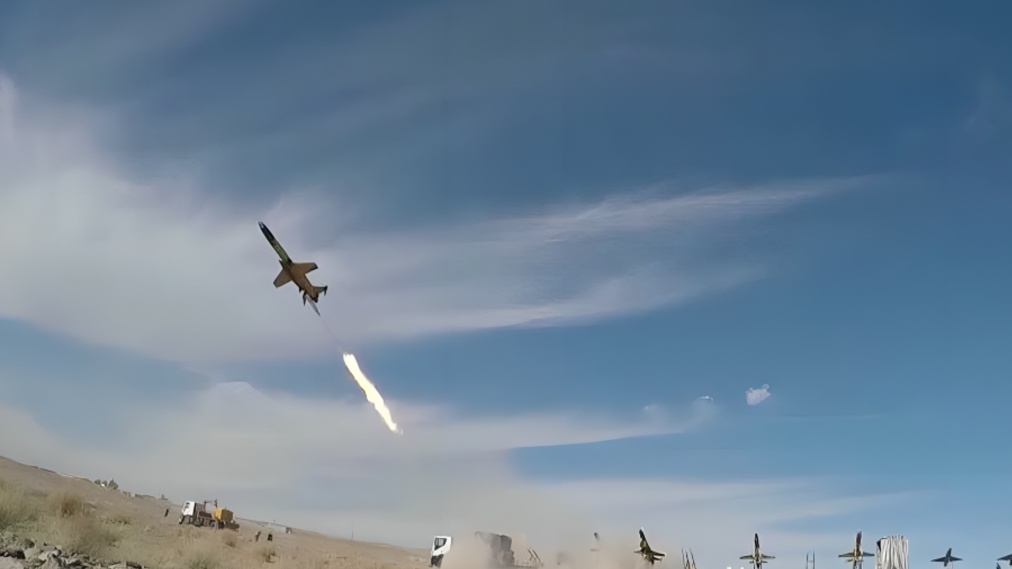 Houthis Claim Missile Attack on Riyadh Airport, Issue Warning to Global Airlines
