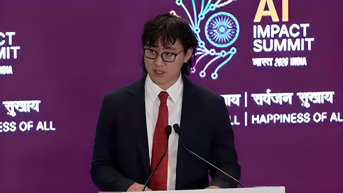 Meta AI Chief Alexandr Wang Urges Young People to Use AI Agents as a Second Brain
