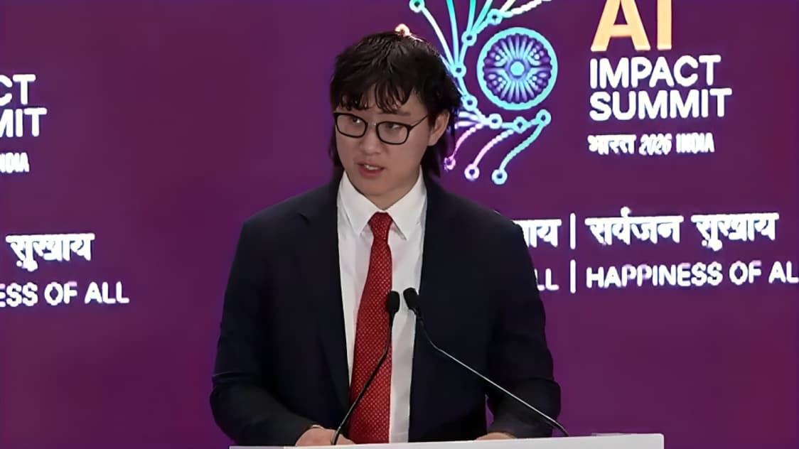 Meta AI Chief Alexandr Wang Urges Young People to Use AI Agents as a Second Brain