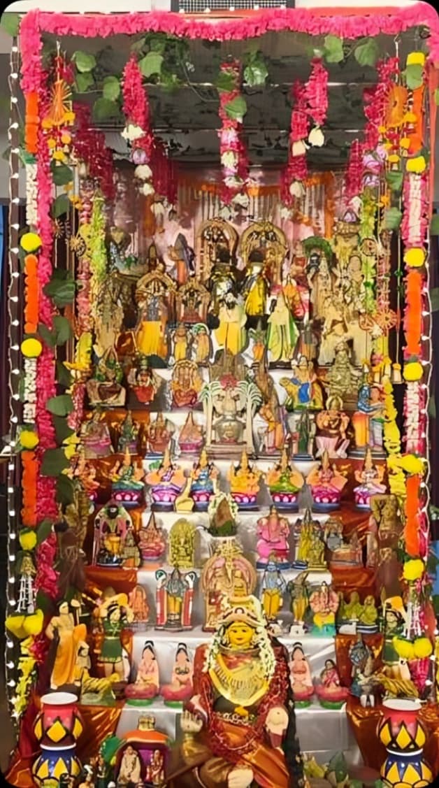 கோழிக்கோட்டில் நவராத்திரி விழா கோலாகலம் 11 படிகளில் கொலு பொம்மைகள் வைத்து சிறப்பு வழிபாடு