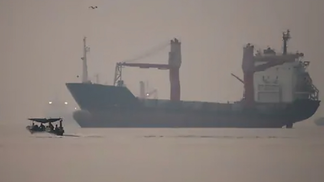Iran Changes Strait of Hormuz Tactics to Pressure Trump Ahead of US Midterm Elections