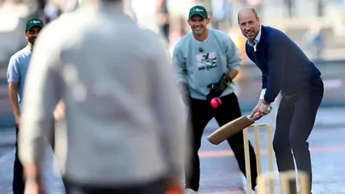 Prince William Plays Street Cricket Outside Buckingham Palace, Hits Six During Match With Sourav Gan
