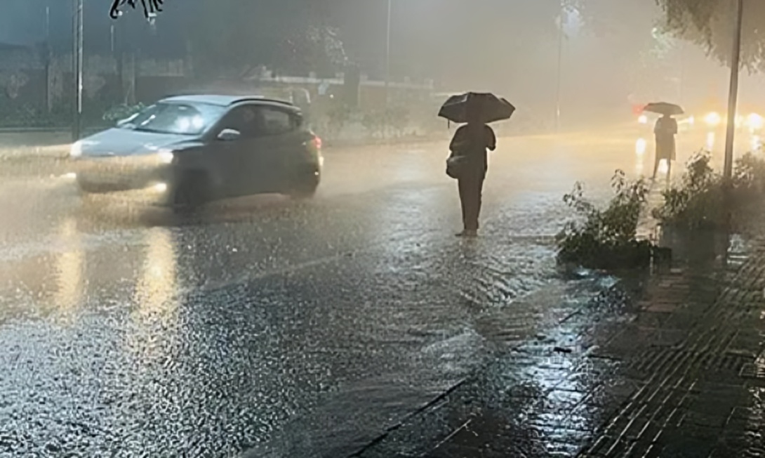 ராமேஸ்வரத்தில் விடிய விடிய கனமழை: சாலைகளில் தேங்கிய மழைநீர்; வாகன ஓட்டிகள் அவதி