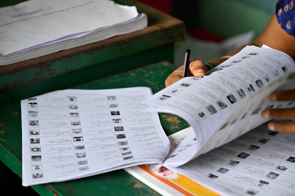 தமிழகம் உட்பட 17 மாநிலங்களில் வாக்காளர் பட்டியல் திருத்தம் தொடக்கம் நவம்பர் 12ல் வரைவு பட்டியல் வெளி