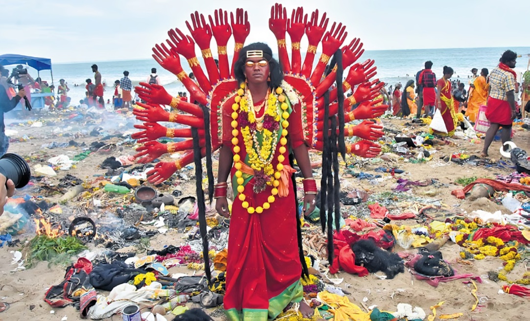 குலசேகரன்பட்டினம் முத்தாரம்மன் கோயில் தசரா திருவிழா: சூரசம்ஹாரத்தைக் காணக் குவிந்த பக்தர்கள்