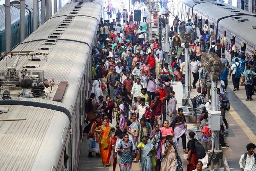 தொடர் விடுமுறை முடிந்து ஊர் திரும்பும் மக்கள்; ரயில்களில் அலைமோதும் கூட்டம்