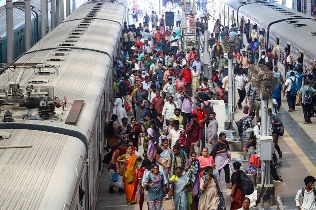 தொடர் விடுமுறை முடிந்து ஊர் திரும்பும் மக்கள்; ரயில்களில் அலைமோதும் கூட்டம்
