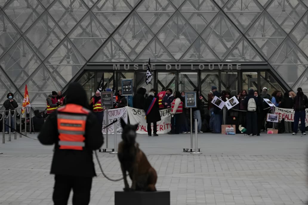 France Deploys 70,000 Police for Protests as Major Tourist Attractions Close