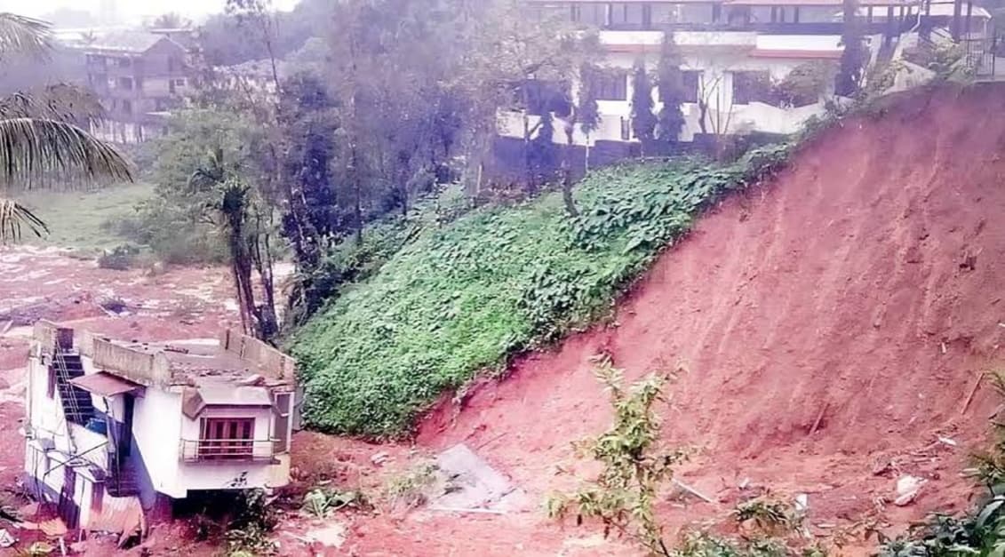 கொடைக்கானலில் கனமழையால் மண்சரிவு வீடுகளுக்குள் புகுந்த வெள்ளநீர் பொதுமக்கள் அவதி