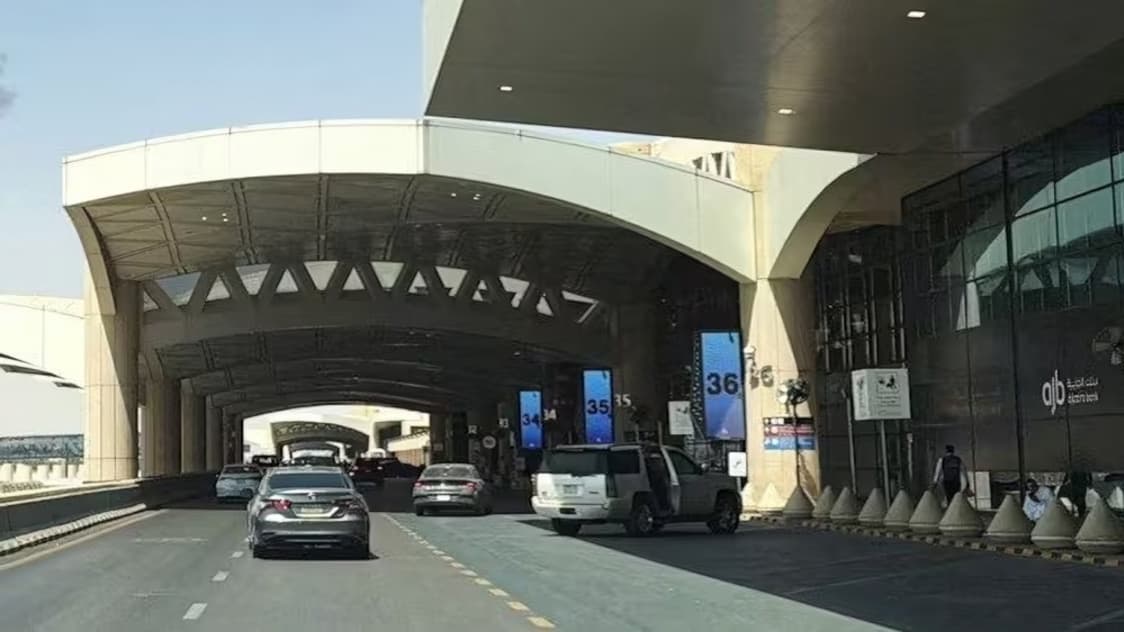 Riyadh Airport Partially Reopens as Houthis Threaten Further Strikes on Saudi Arabia