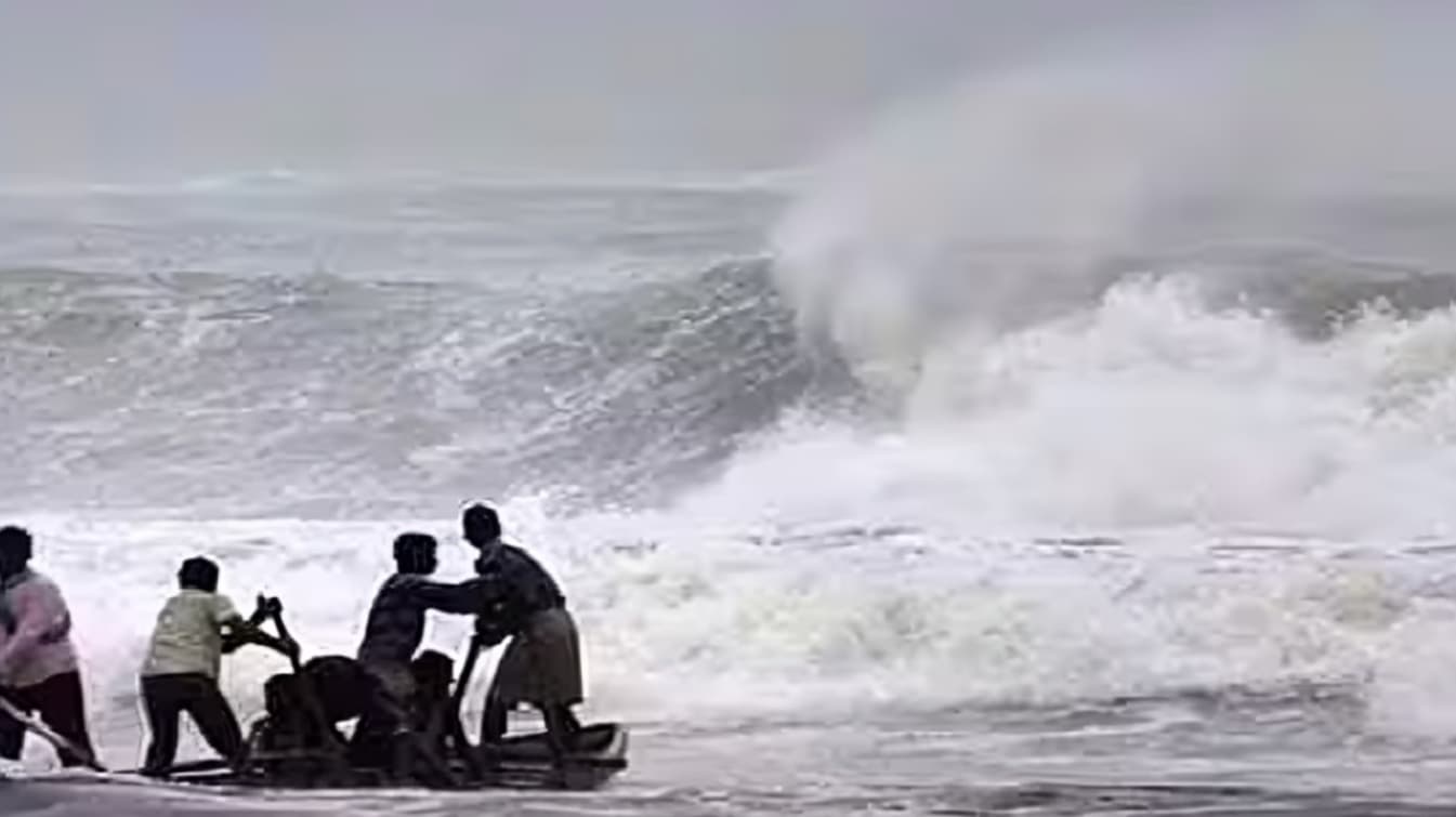 வங்கக்கடலில் உருவான அர்னாப் புயல் ஆந்திரக் கடற்கரையை நெருங்குகிறது தமிழகத்தின் 16 மாவட்டங்களுக்கு கனமழை எச்சரிக்கை