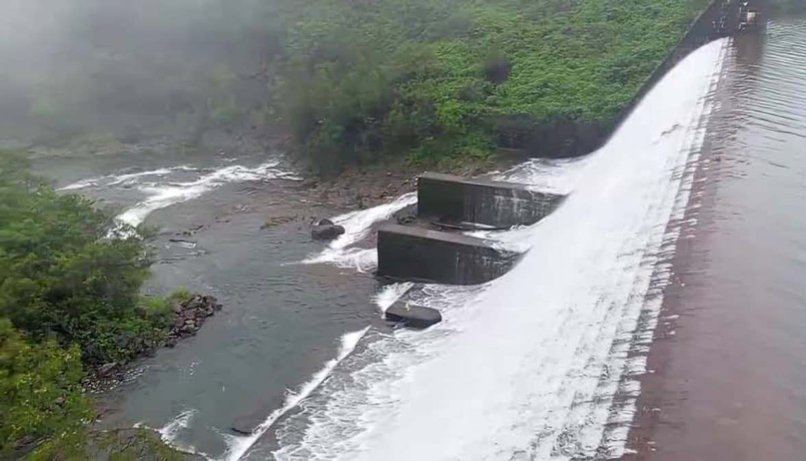 திண்டுக்கல்லில் கனமழை எதிரொலி பழனி வாய்க்கால் தரைப்பாலம் மூழ்கியது வரதமாநதி அணை நிரம்பியது