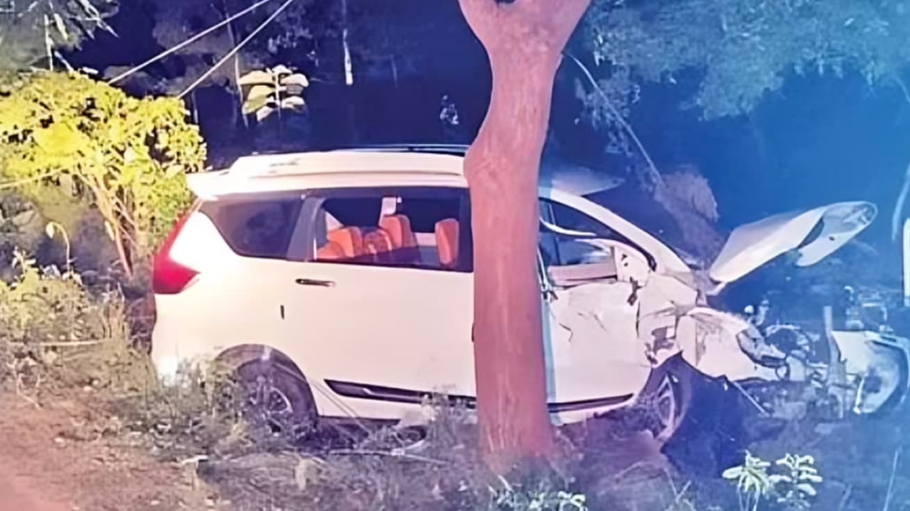 அதிவேகத்தில் வந்த கார் சாலையில் கவிழ்ந்து மரத்தில் மோதி விபத்து