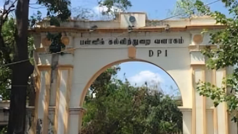 ஆசிரியர்கள் உணவு இடைவேளையிலும் பள்ளியை விட்டு வெளியே செல்லக்கூடாது: கல்வித்துறை உத்தரவு